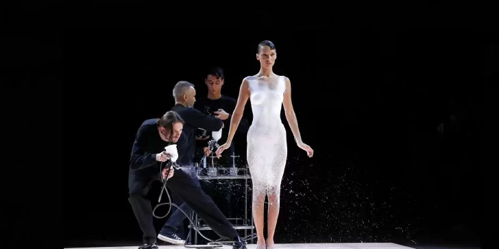 Bella Hadid sorprende en París con vestido creado con aerosol.