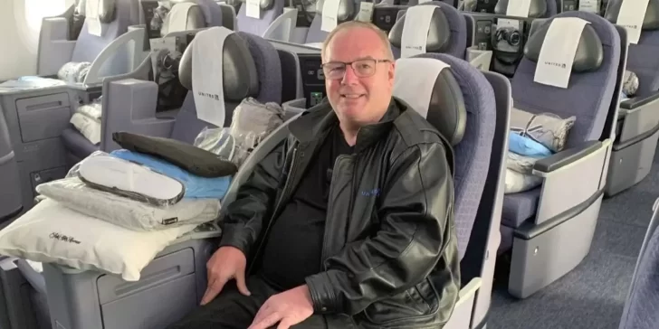 Tom Stucker, el hombre que compró un boleto de avión ilimitado y ha viajado por el mundo cientos de veces.